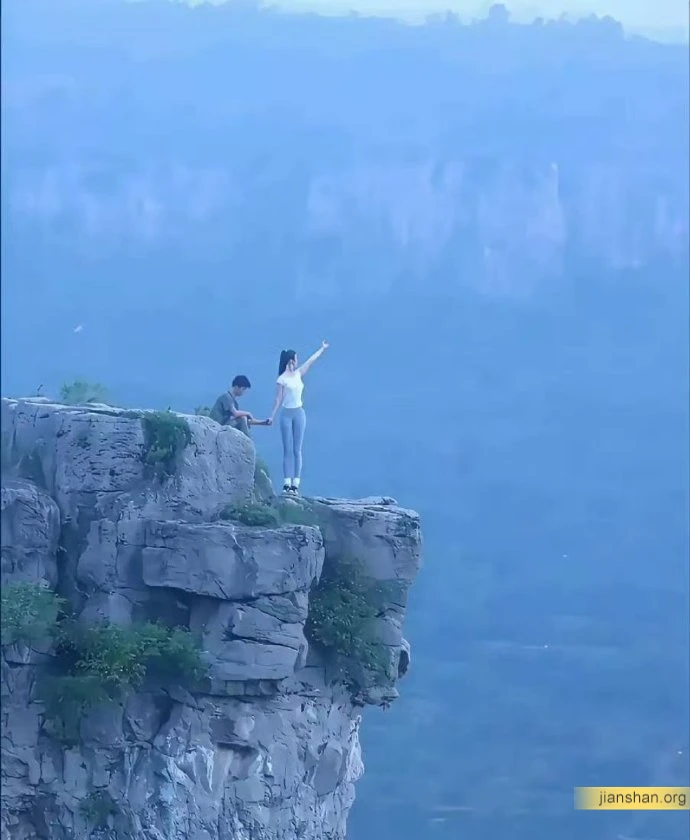 0076zNzDly1i4oqrlfwlij30s20y5mzp.webp